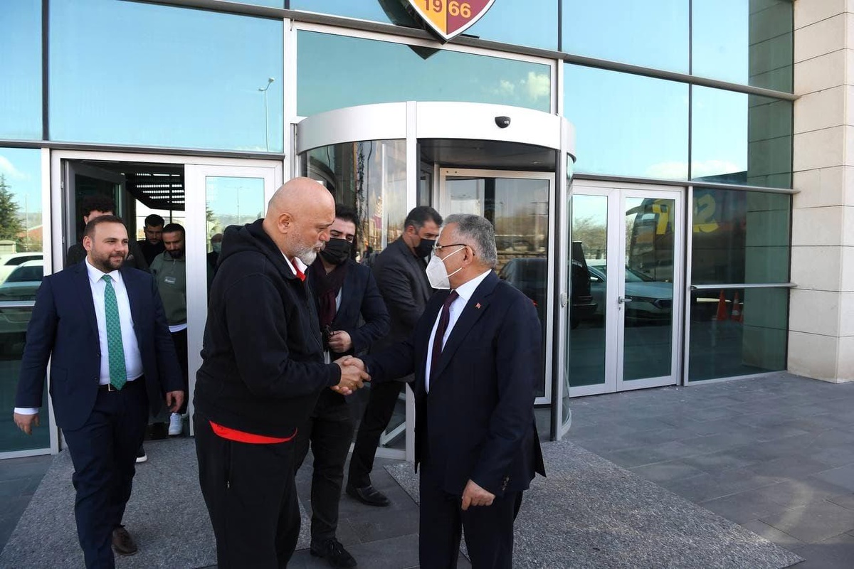 Başkan Büyükkılıç\'tan Kayserispor\'a ziyaret