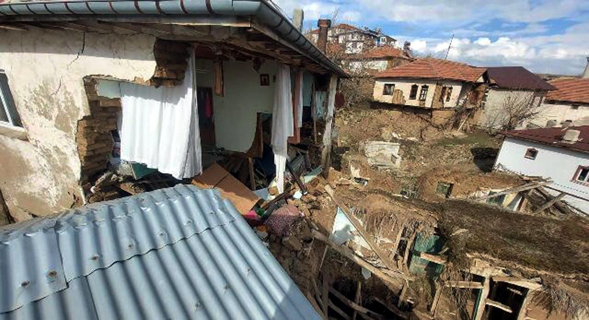 Beypazarı\'nda bir evin yıkılan duvarı altında kalan kişi yaralandı