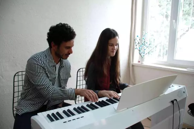 Buray'dan görme engelli Ameliya'ya duygulandıran sürpriz Buray'dan görme engelli Ameliya'ya duygulandıran sürpriz