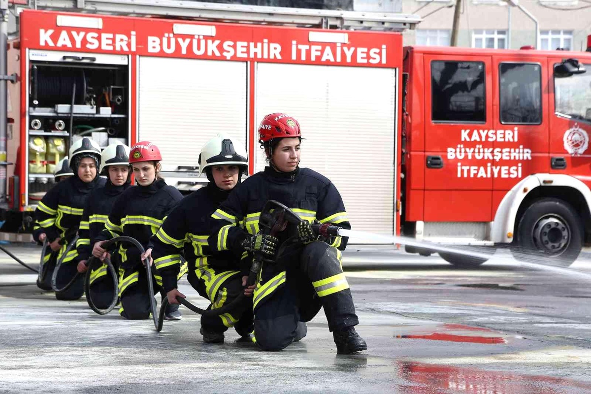 Kayseri\'de stajyer itfaiyeciler eğitimden geçiyor