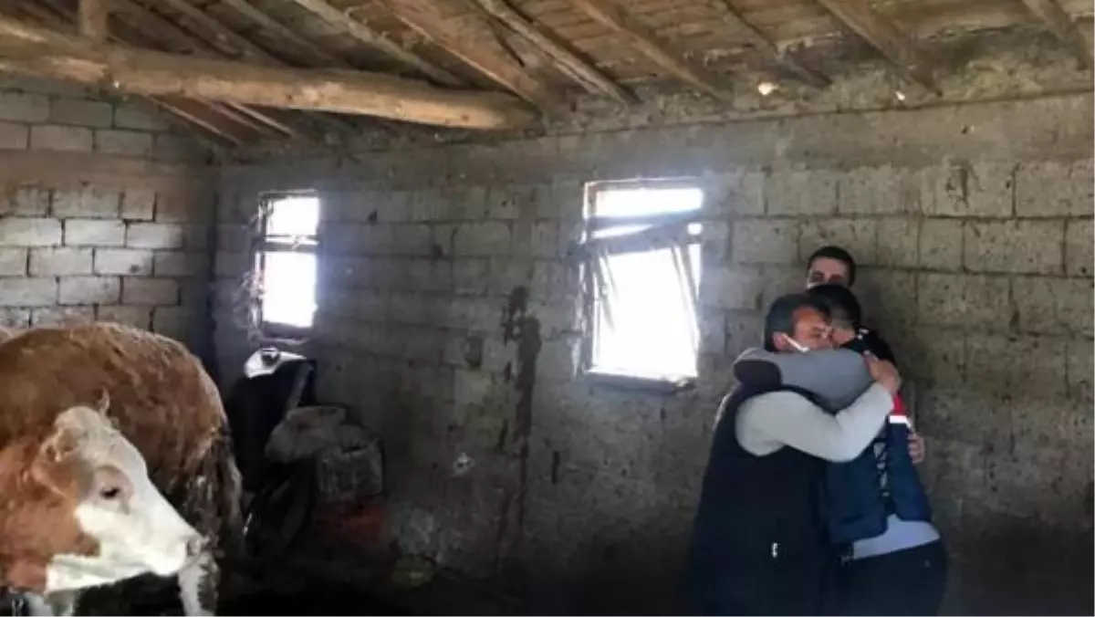 ÇALINAN İNEKLERİ BULUNUNCA SEVİNÇLE JANDARMAYA SARILDI