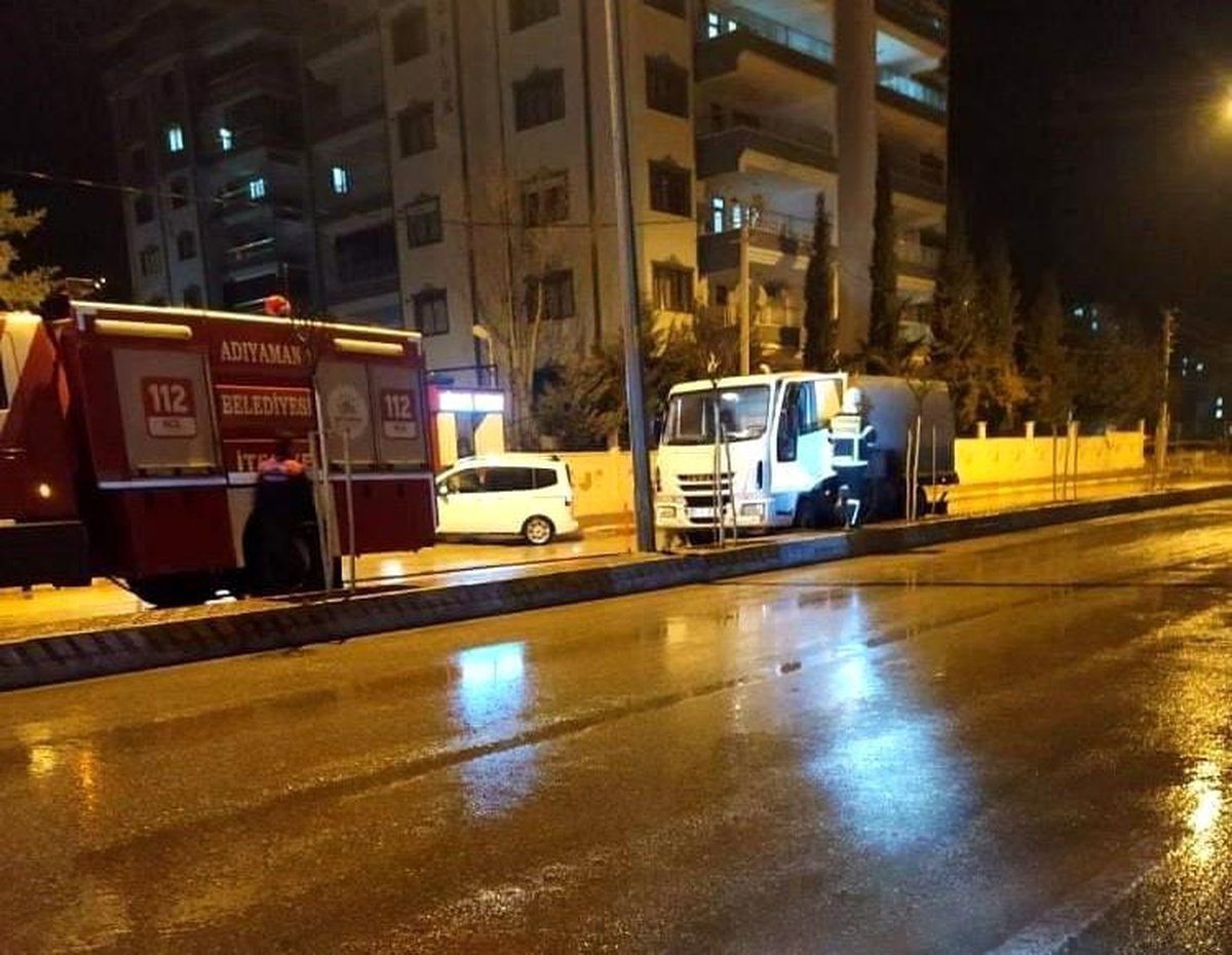 Çöp kamyonundan yükselen dumanlar korkuttu