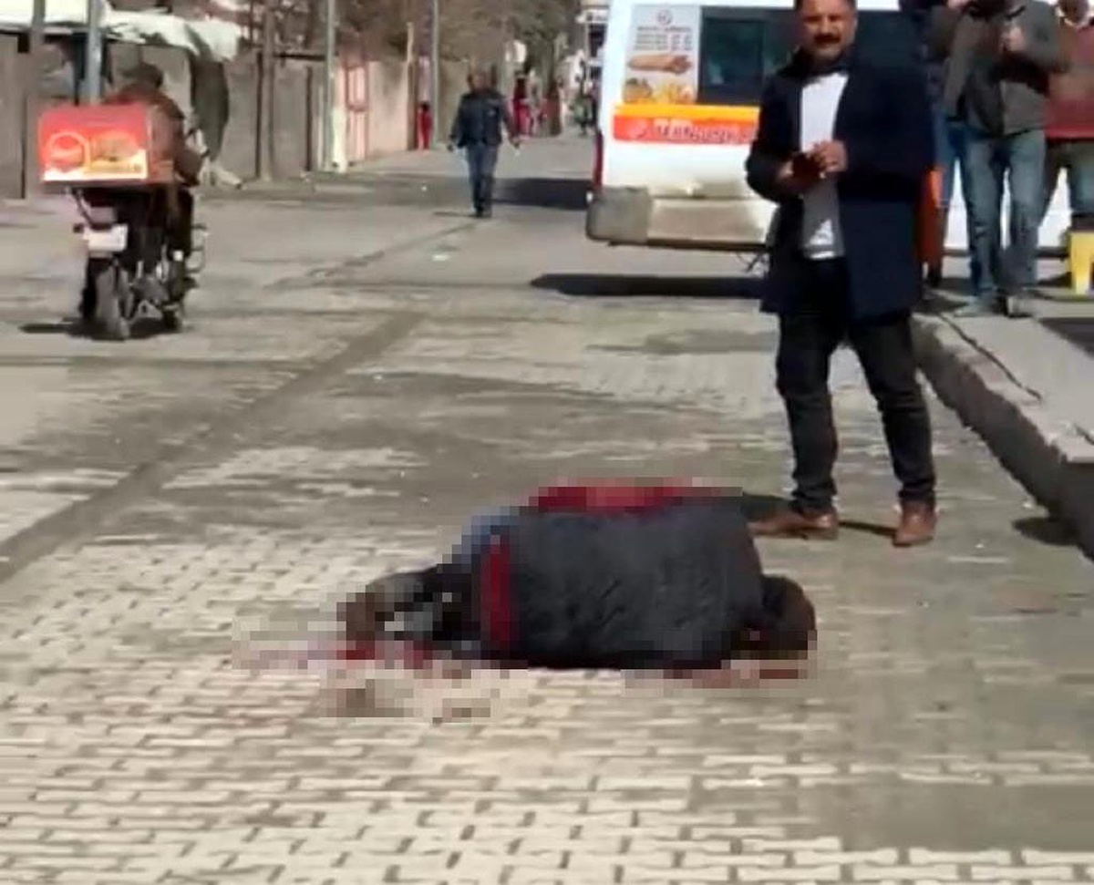 Diyarbakır\'da sokak ortasında ağabeyine kurşun yağdırdı