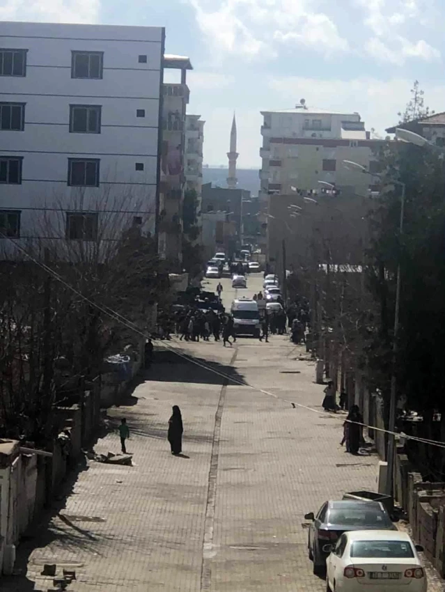 Diyarbakır'da sokak ortasında ağabeyine kurşun yağdırdı