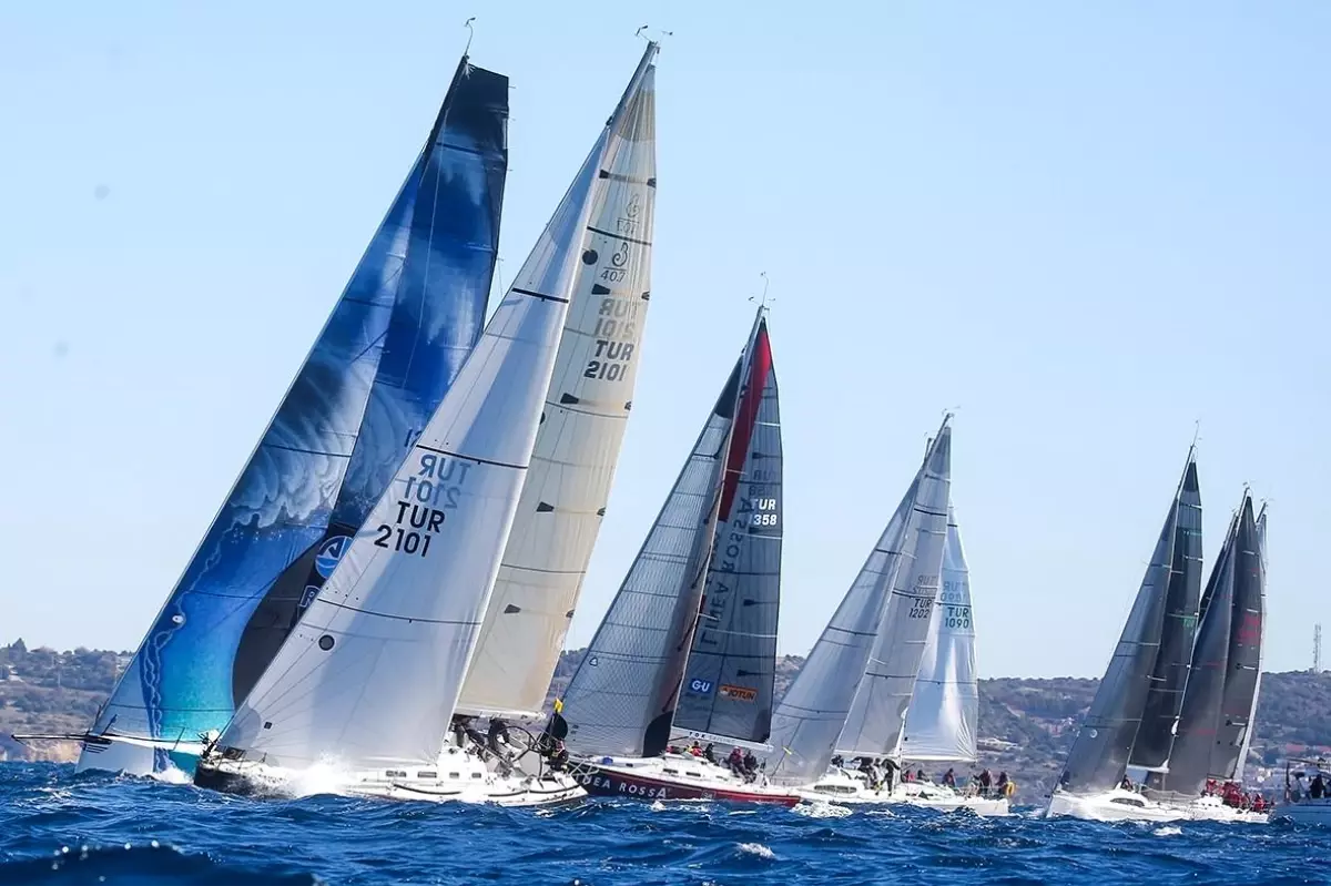 EAYK-Çeşme Marina Kış Trofesi Yarışları hız kesmeden sürüyor