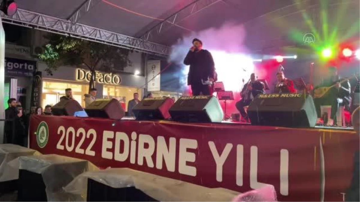Edirneliler, "2022 Edirne Yılı" etkinlikleri konserinde yağmura aldırış etmedi