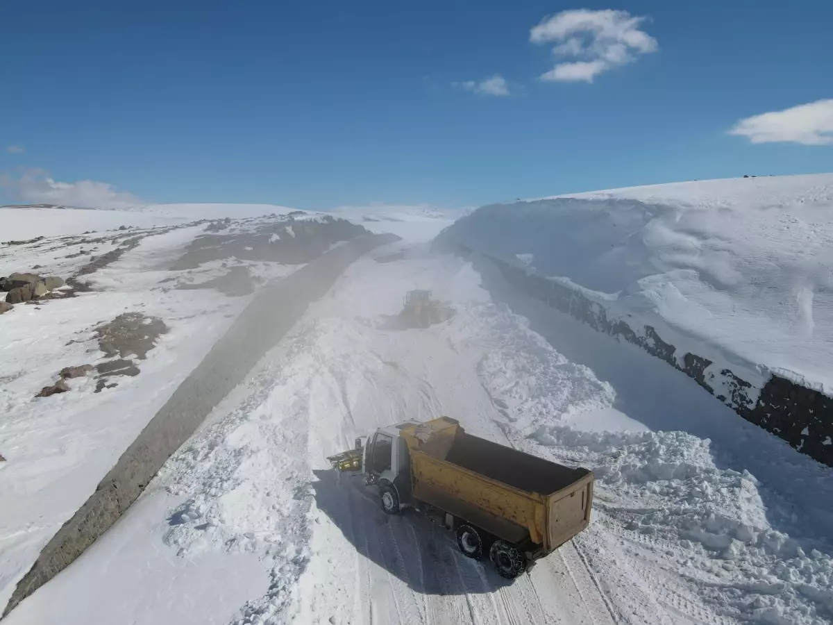 Erzurum'da kardan kapanan alternatif yollar da açılıyor