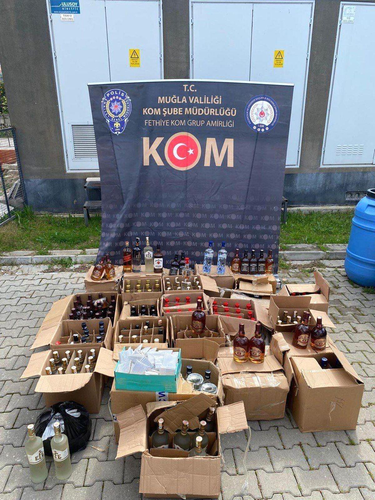 Son dakika haber! Fethiye\'de kaçak içki ve makaron operasyonu