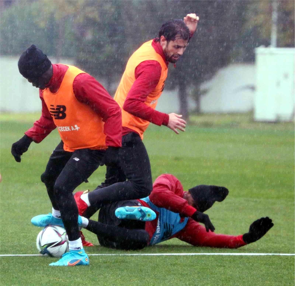 FT Antalyaspor, sağanak yağış altında çalıştı