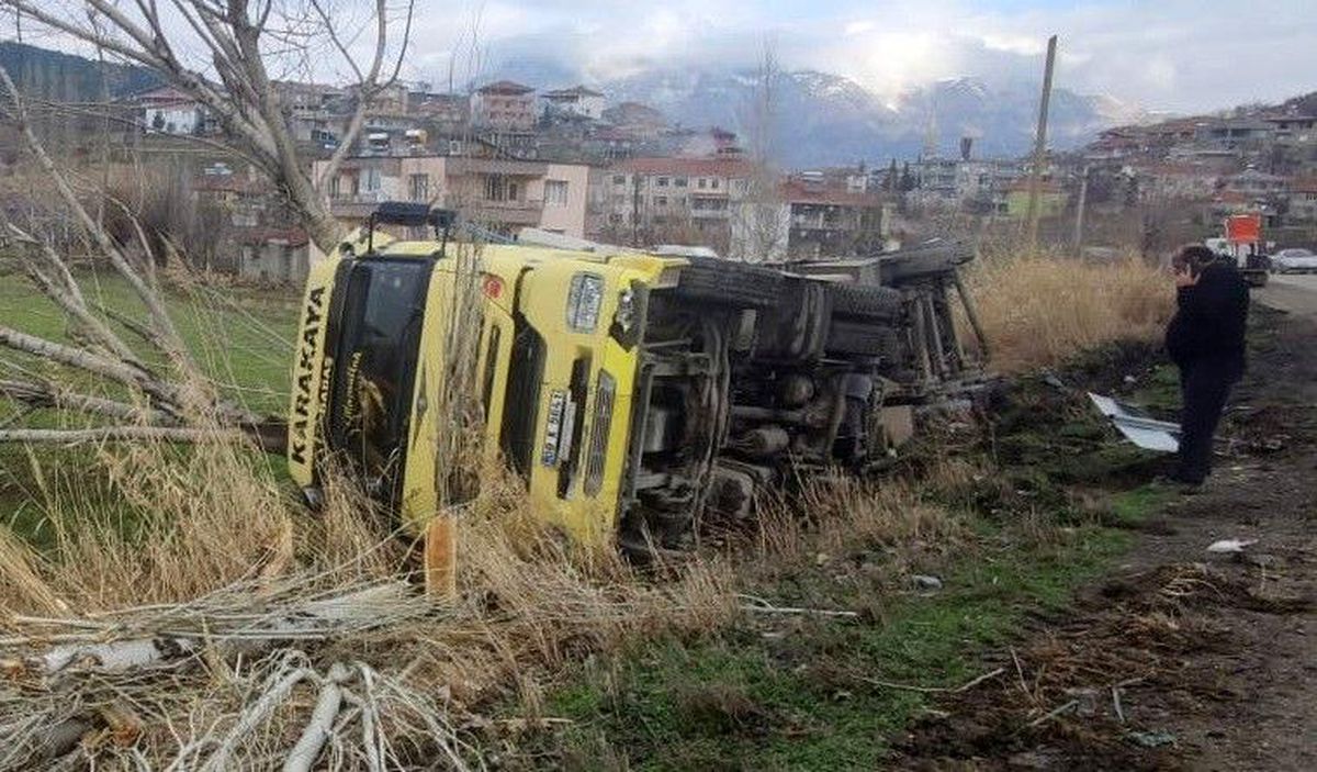 Gölbaşı\'nda hurda yüklü tır devrildi