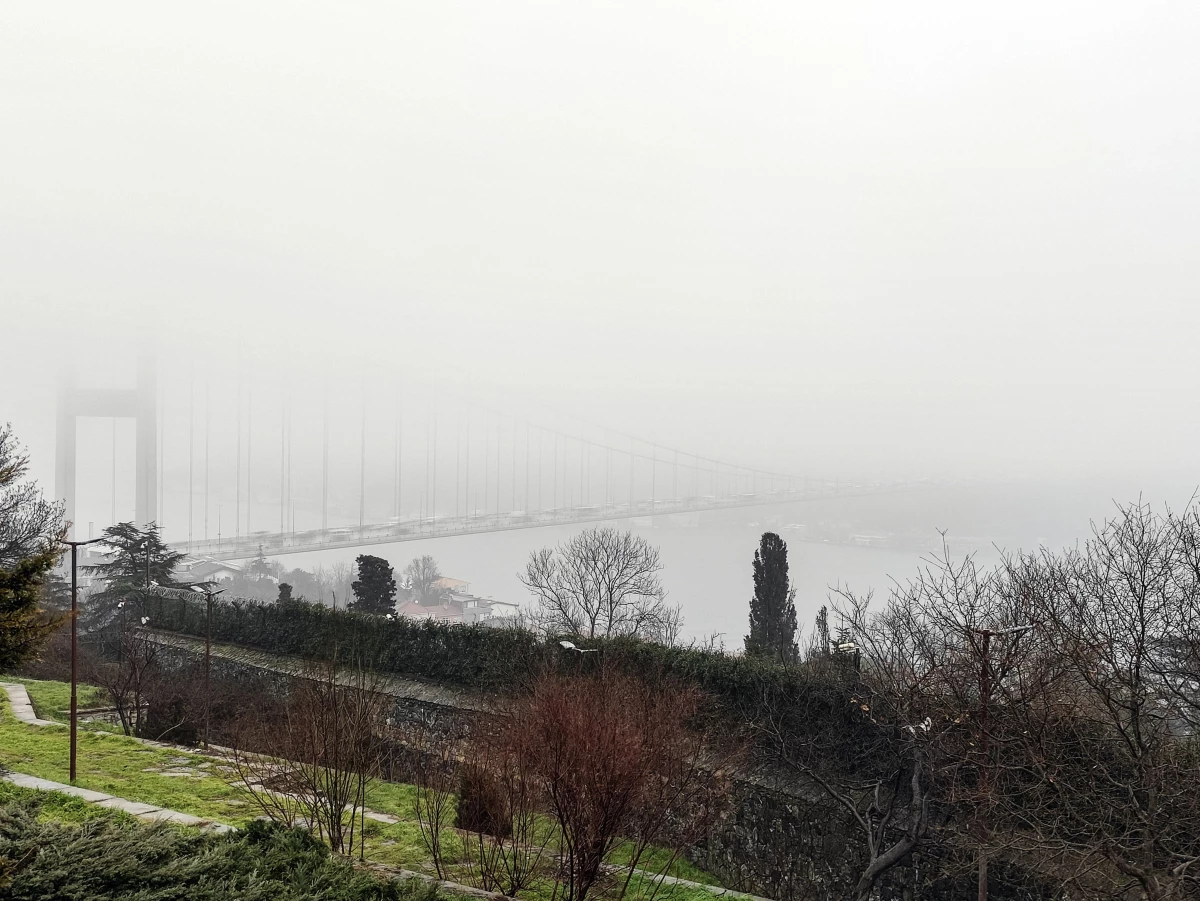 İstanbul Boğazı\'nda sis etkili oluyor