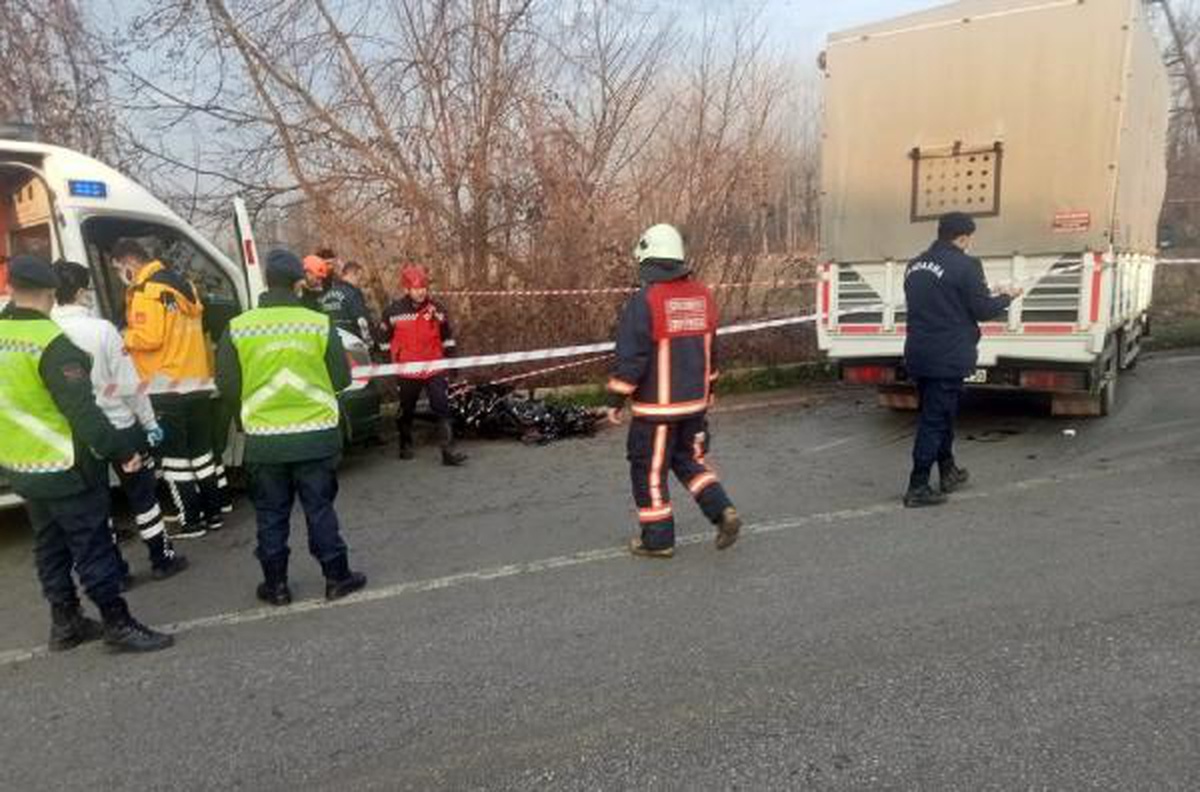 Kamyonetin altına giren motosikletli Furkan öldü