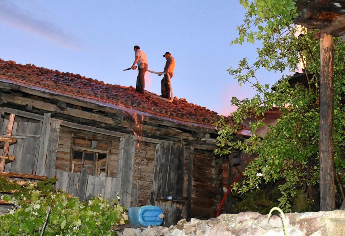 Son dakika... Kastamonu\'da elektrik panosundan çıkan yangın büyümeden söndürüldü