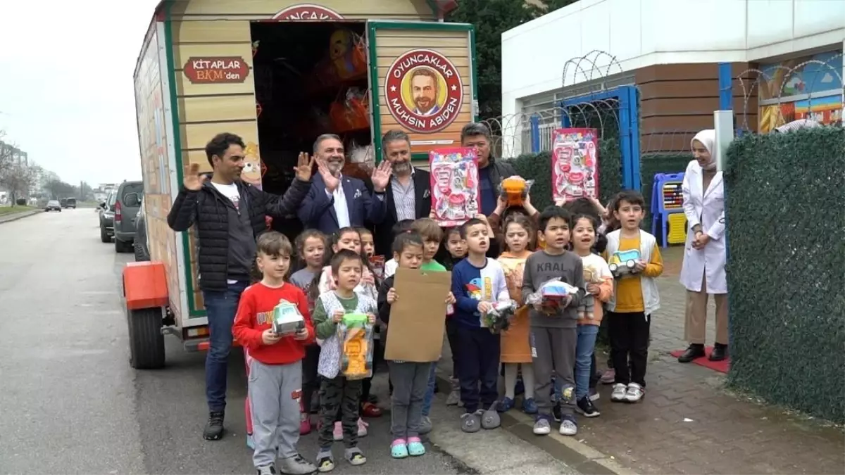 Onu görünce çocukların yüzünde gülücükler açıyor