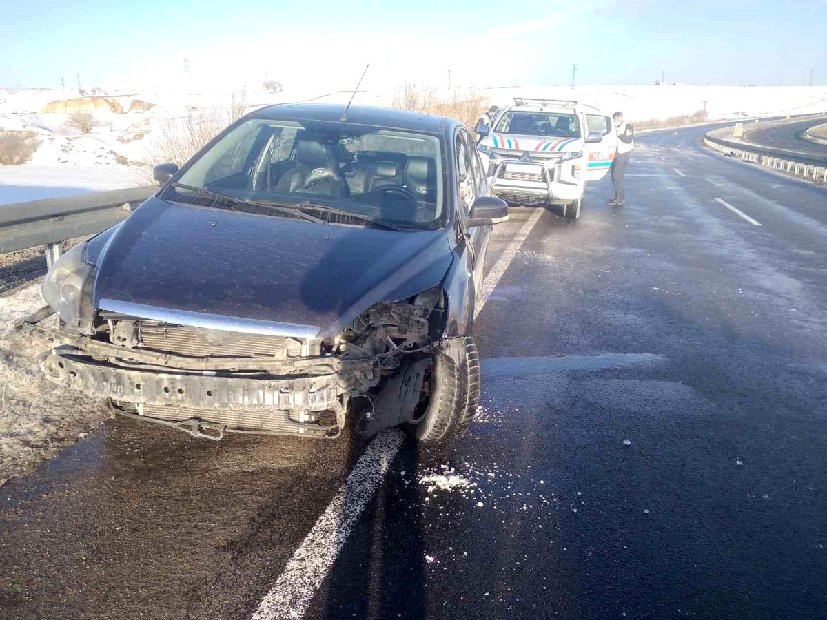Nevşehir\'de bariyere çarpan otomobilde 2 kişi yaralandı