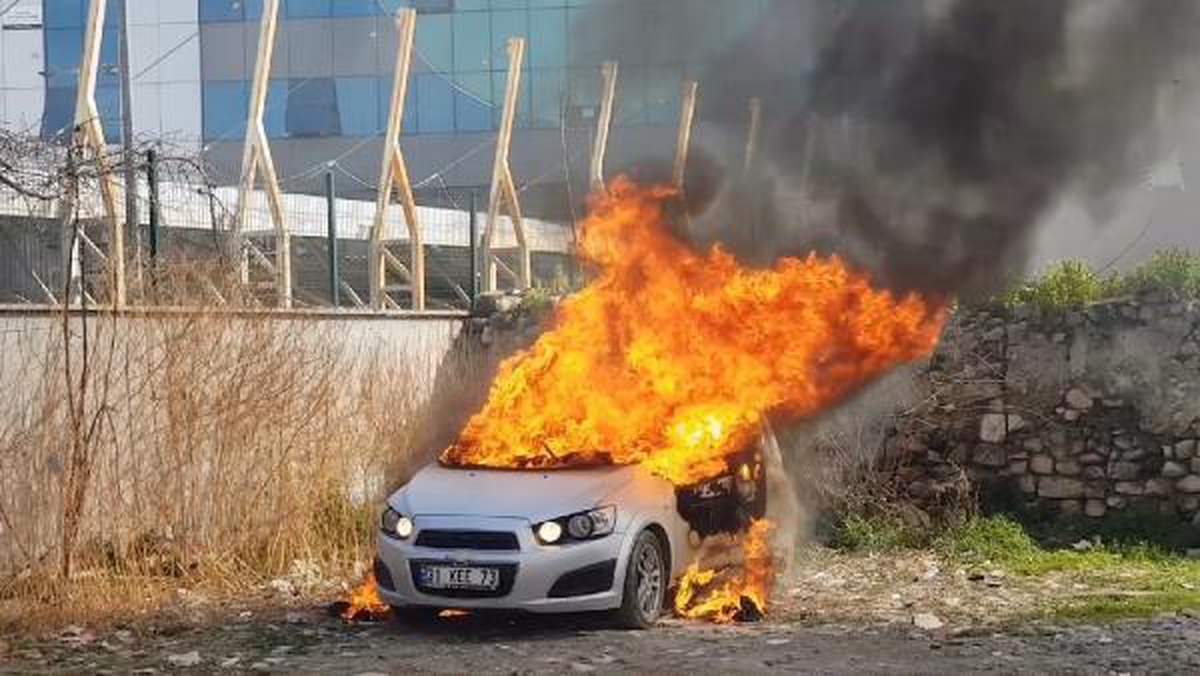 Park halindeki otomobil alev alev yandı