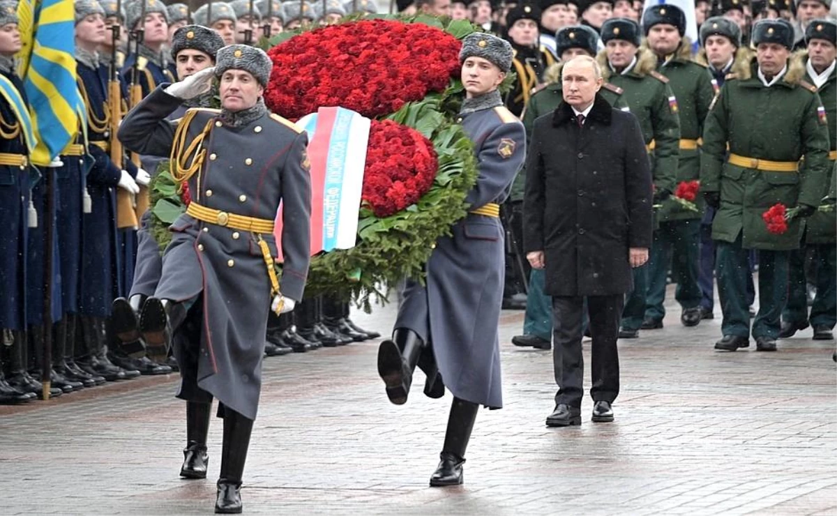 Putin "Vatan Savunucuları Günü" nedeniyle Meçhul Asker Anıtı\'na çelenk bıraktı