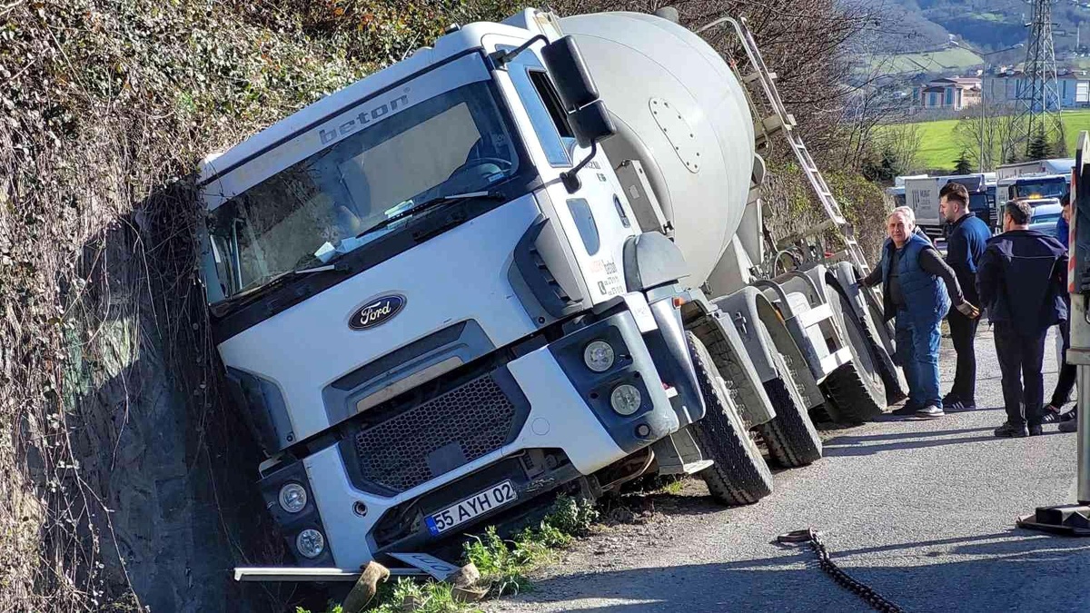 Samsun\'da beton mikseri yoldan çıktı