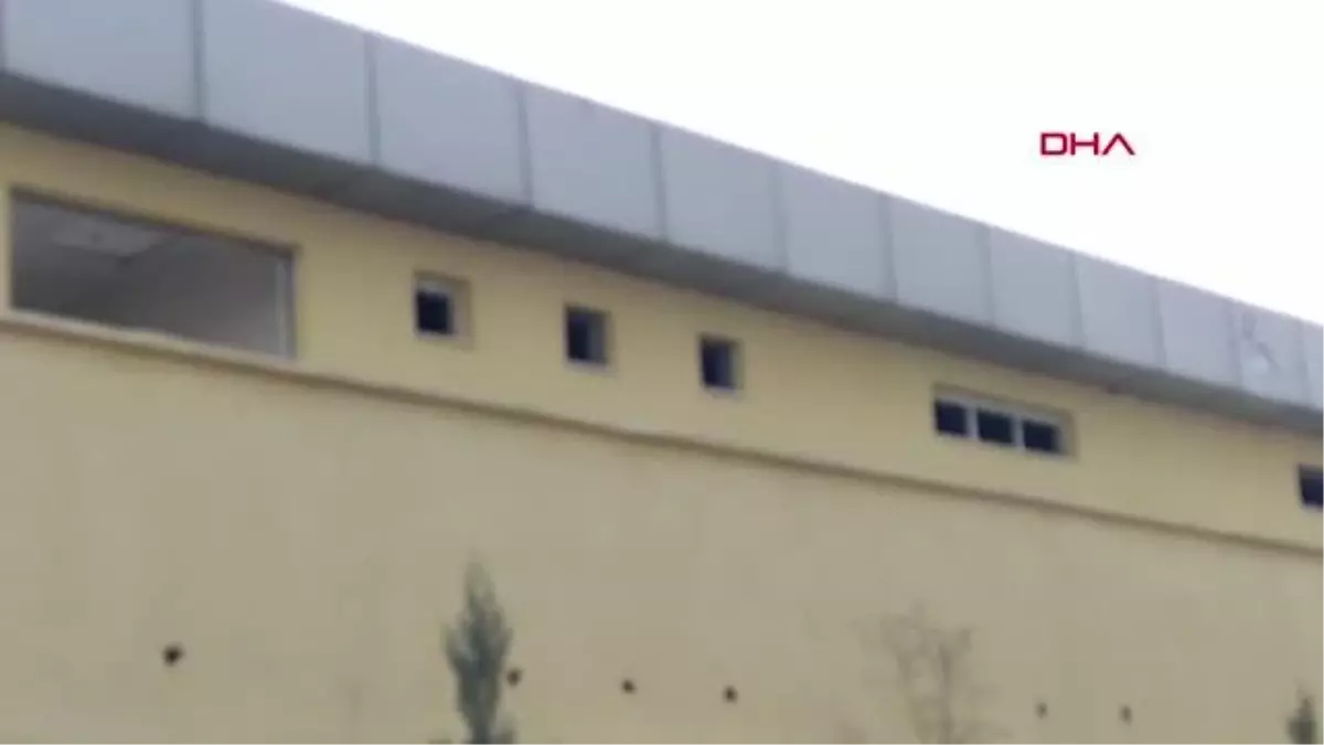 ŞANLIURFA\'DA, PARKTAKİ BİNADAN HIRSIZLIK KAMERADA