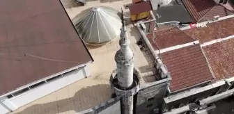 Tarihi caminin minaresi betonlaşmaya yenik düştü... 420 yıllık tarihi caminin dış cephesine klima taktılar