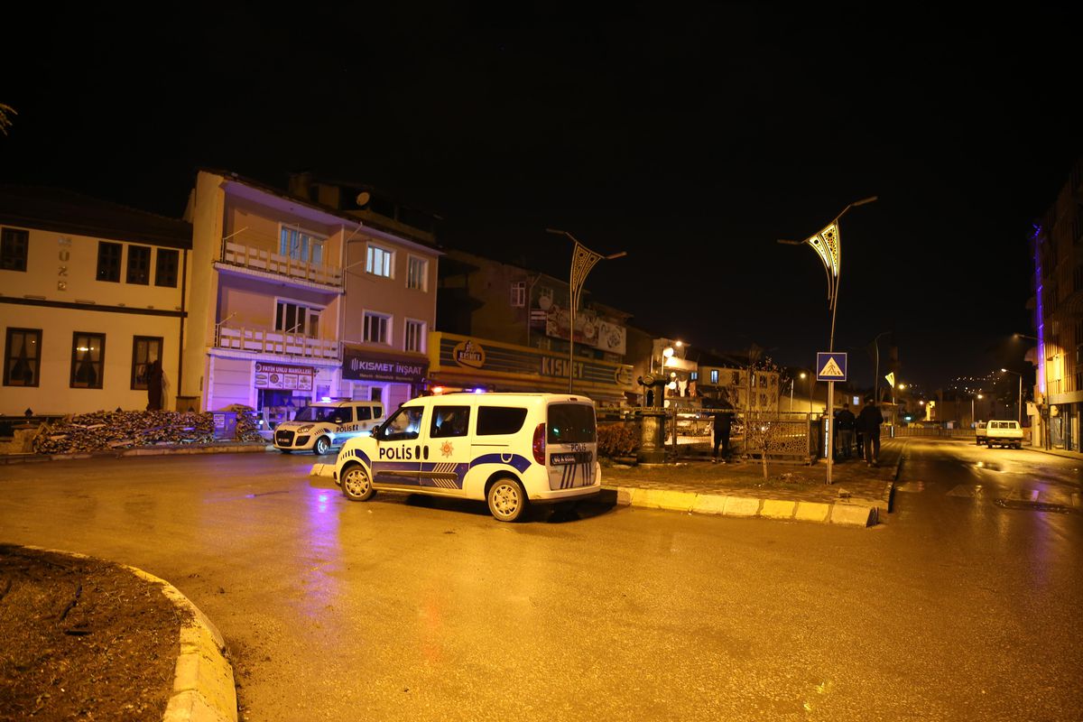 Dereye devrilen kamyonetin sürücüsü yaralandı