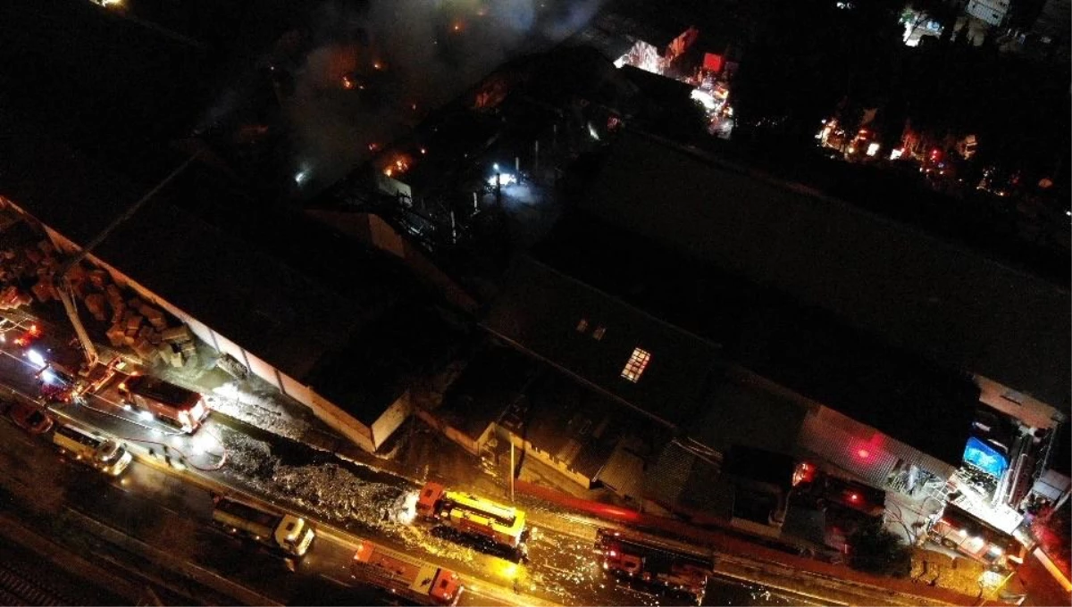Son dakika haber: Tuzla\'daki fabrika yangını 3 buçuk saatlik çalışma ile kontrol altına alındı