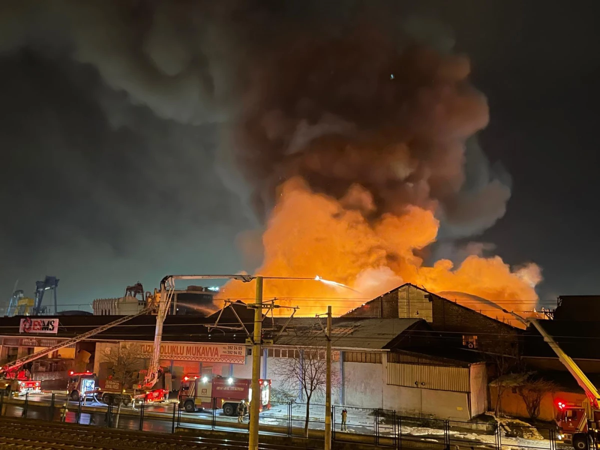 Tuzla\'daki fabrika yangınına itfaiye ekiplerinin müdahalesi sürüyor