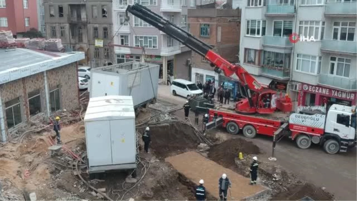 Yedaş ekiplerinin Sinop kent meydanı projesi kapsamında trafo konumlandırma çalışması