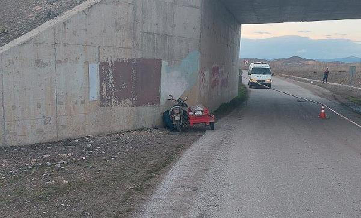 Alt geçit duvarına çarpan motosikletli öldü