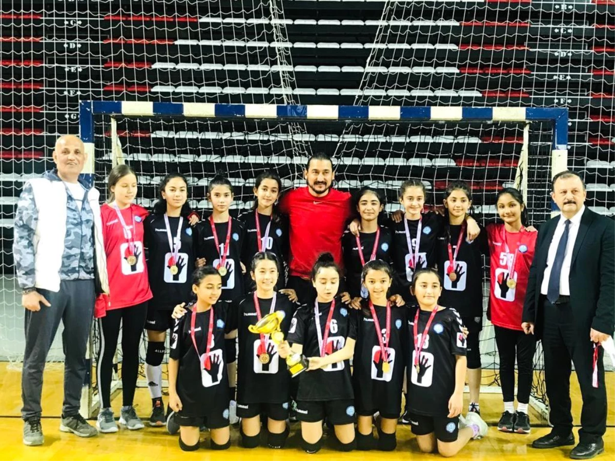 Antalya\'da Nadire Konuk Ortaokulu\'ndan hentbolda çifte şampiyonluk