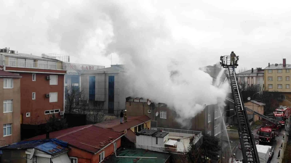Ataşehir\'de 3 katlı binanın çatı katı alevlere teslim oldu