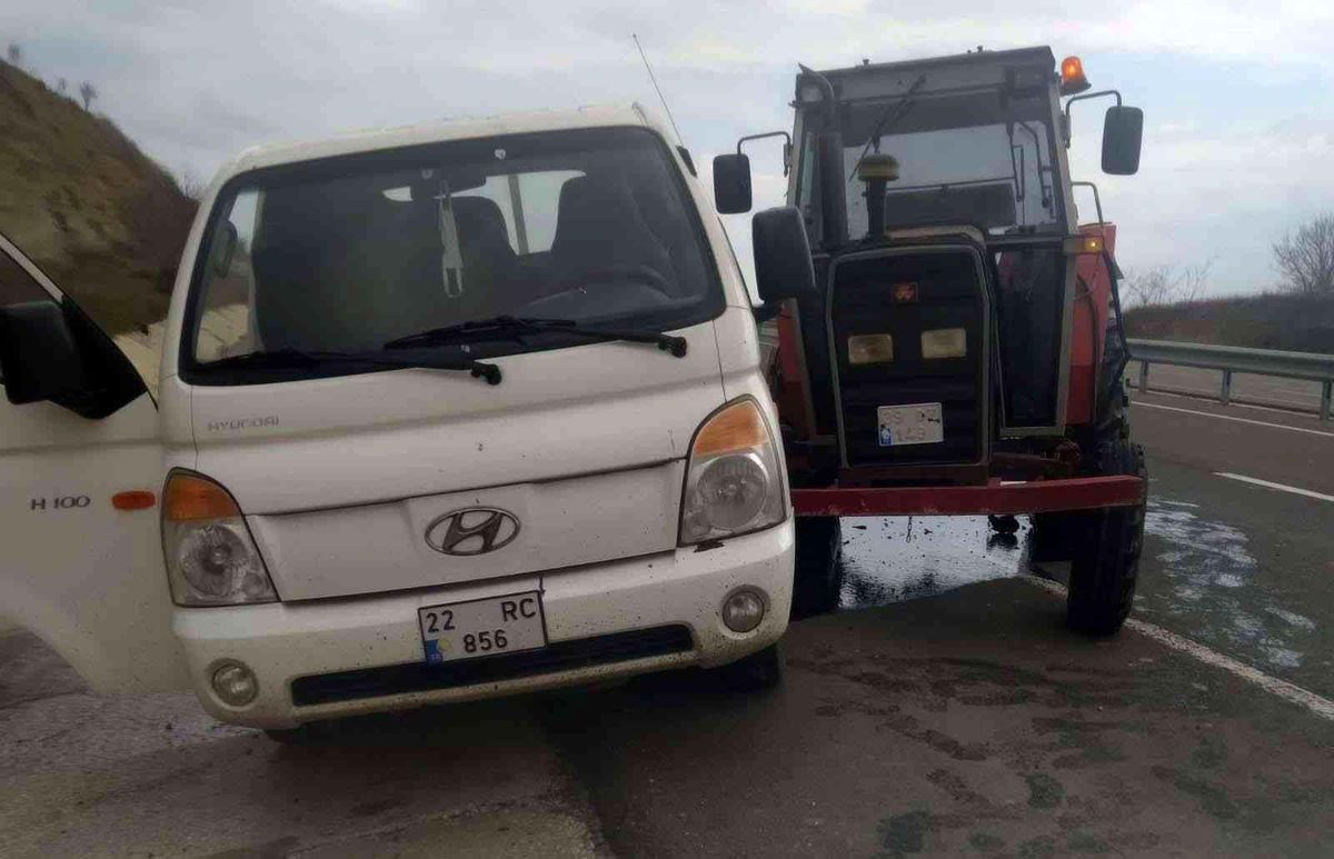 Aynı yöne giden traktör ile ticari araç çarpıştı; 1 yaralı