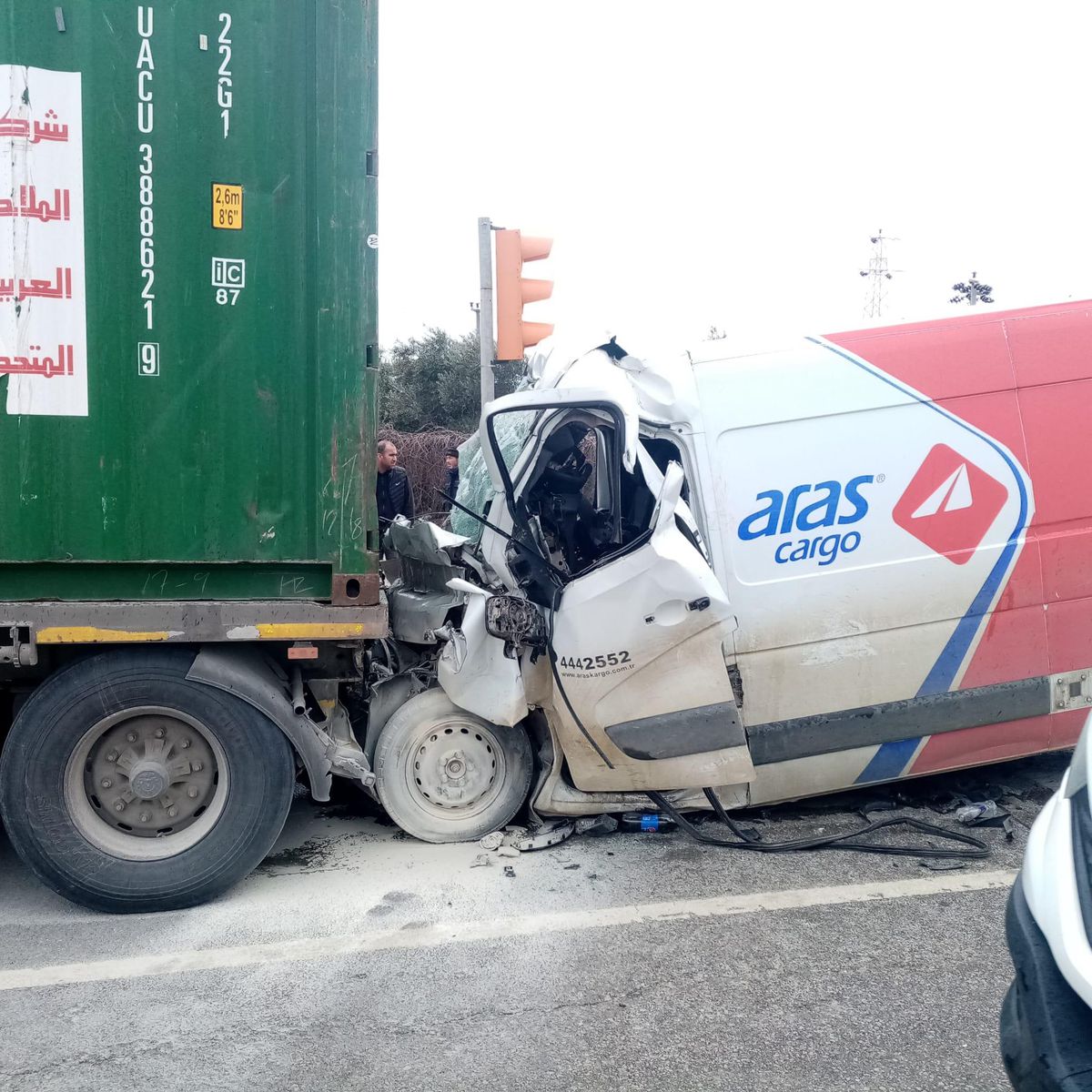 Balıkesir\'de kazada hurdaya dönen minibüste sıkışan sürücü kurtarıldı