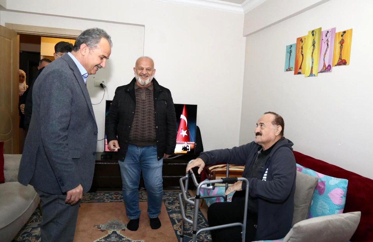 Başkan Kılınç\'tan, usta sanatçıya hasta yatağında moral