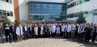 Bir hasta ve yakını, muayenenin geciktiği iddiasıyla doktoru darbetti