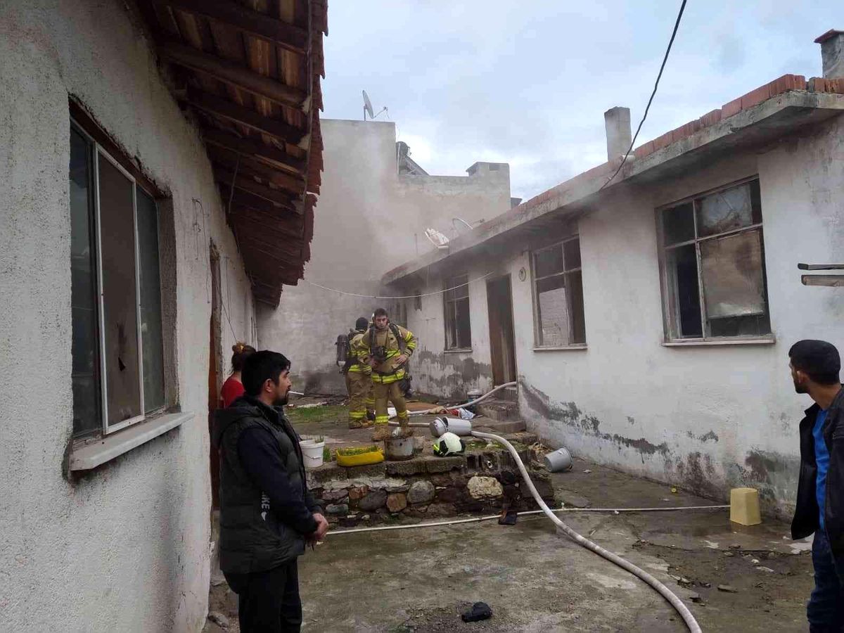 Son dakika haber: Edremit\'te ev yangını korkuttu