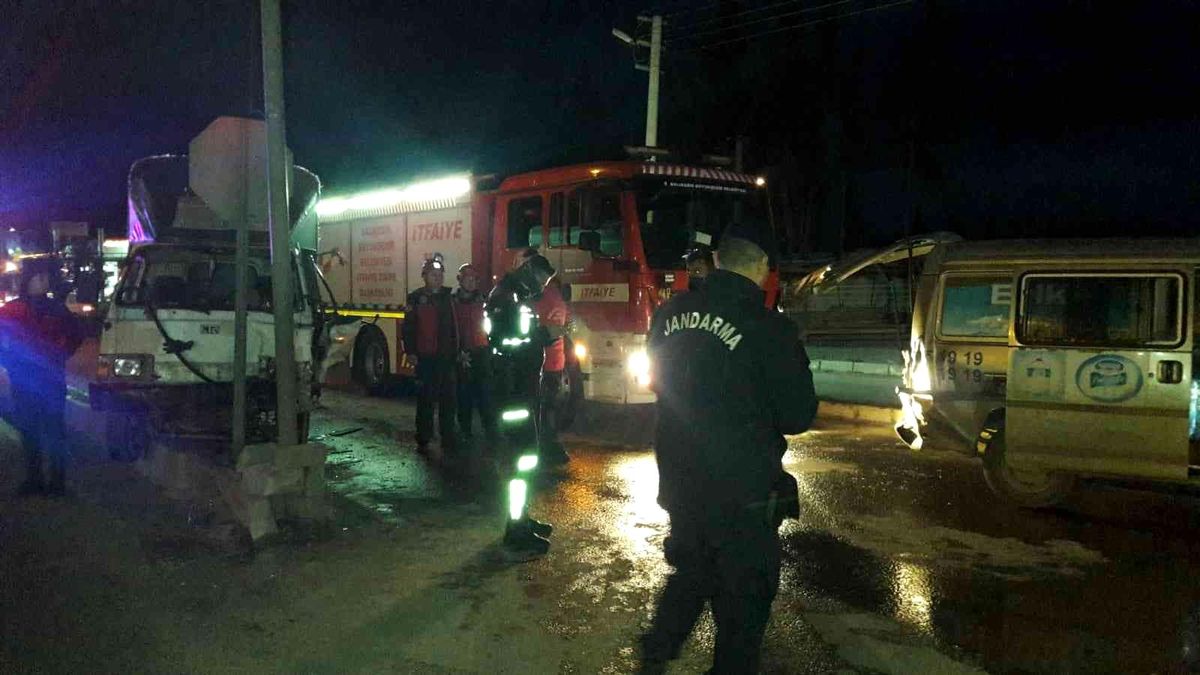 Edremit\'te iki kamyonet çarpıştı: 1 yaralı