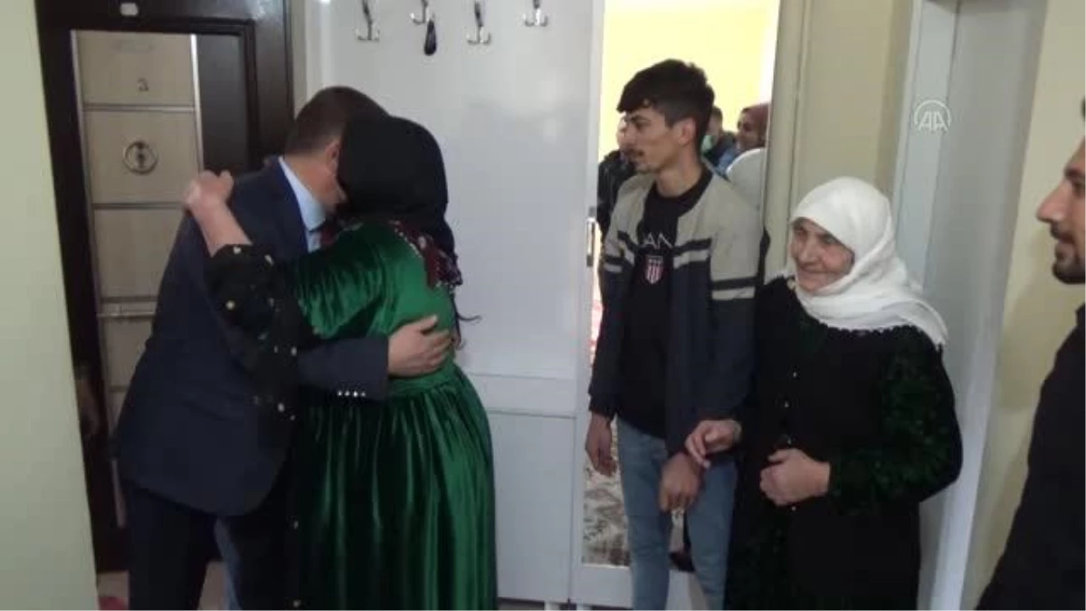 Son dakika haberi: Hakkari Valisi Akbıyık, Yüksekova\'da şehit aileleriyle kadın kooperatifi üyelerini ziyaret etti