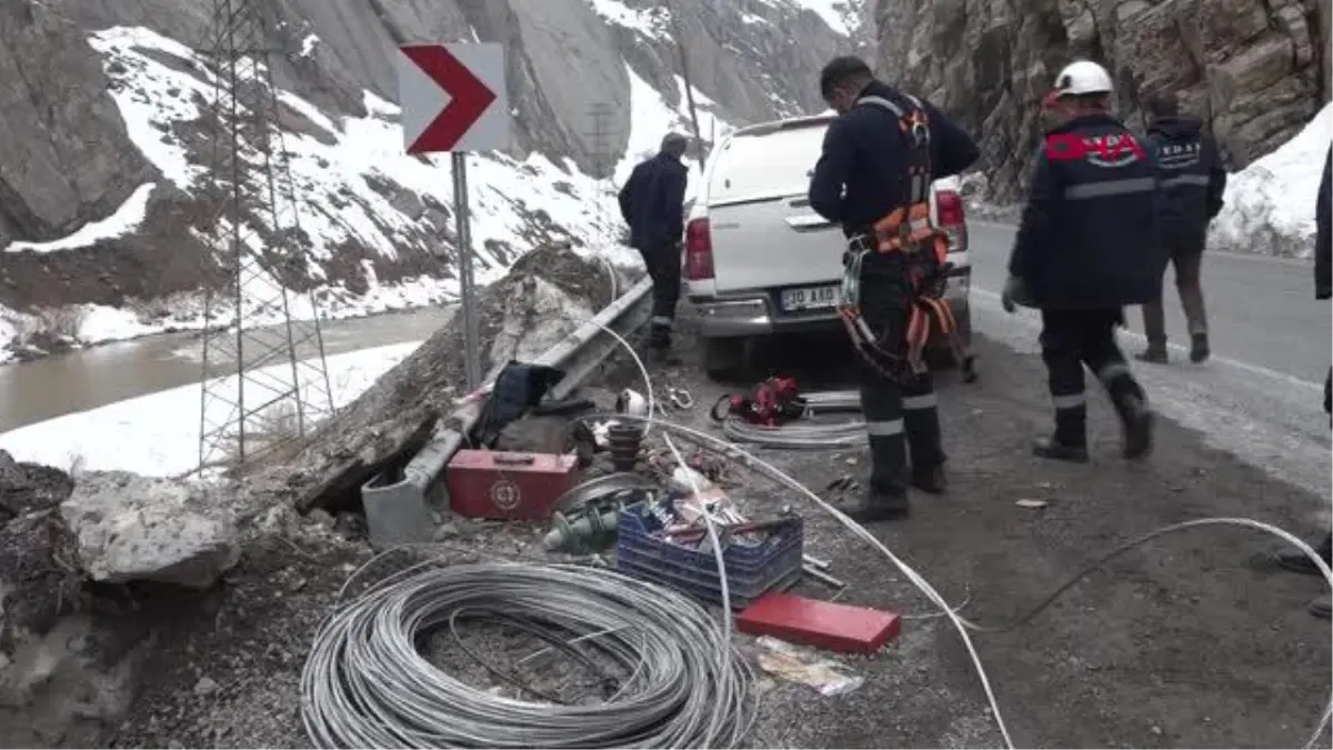 HAKKARİ Zap vadisindeki elektrik arızasına rafting botuyla müdahale