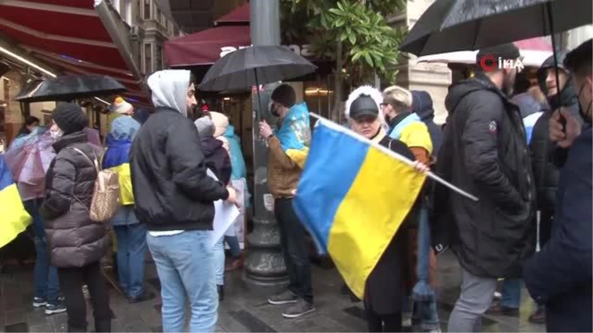 İstanbul\'da Rusya Başkonsolosluğu önünde Ukrayna protestosu... Ukraynalılar "Savaşa hayır" dedi