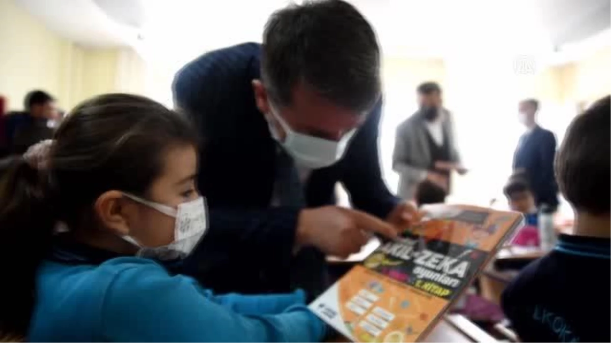 KAHRAMANMARAŞ - Türkoğlu Belediyesi\'nden öğrencilere "akıl ve zeka oyunları" kitapları hediye edildi