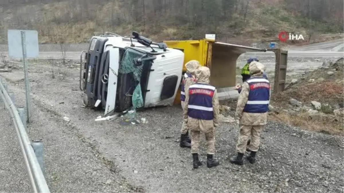 Kamyon demir bariyerlere çarparak yan yattı: 1 yaralı