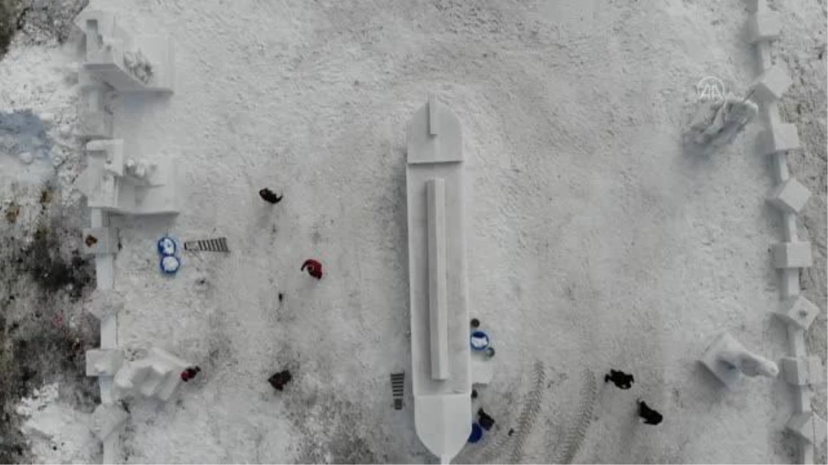 Kar festivali için masal kahramanlarının kardan heykelleri yapıldı