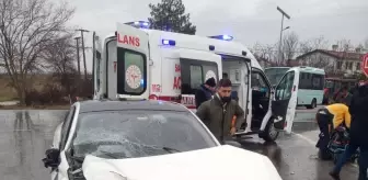 Kırklareli'nde işçi servisi ile otomobilin çarpıştığı kazada 6 kişi yaralandı