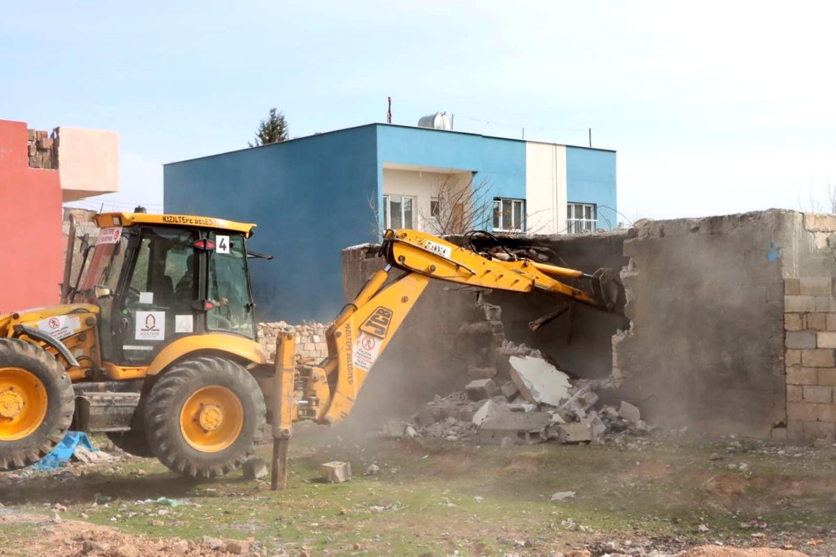 Kızıltepe\'de metruk binaların yıkımı sürüyor