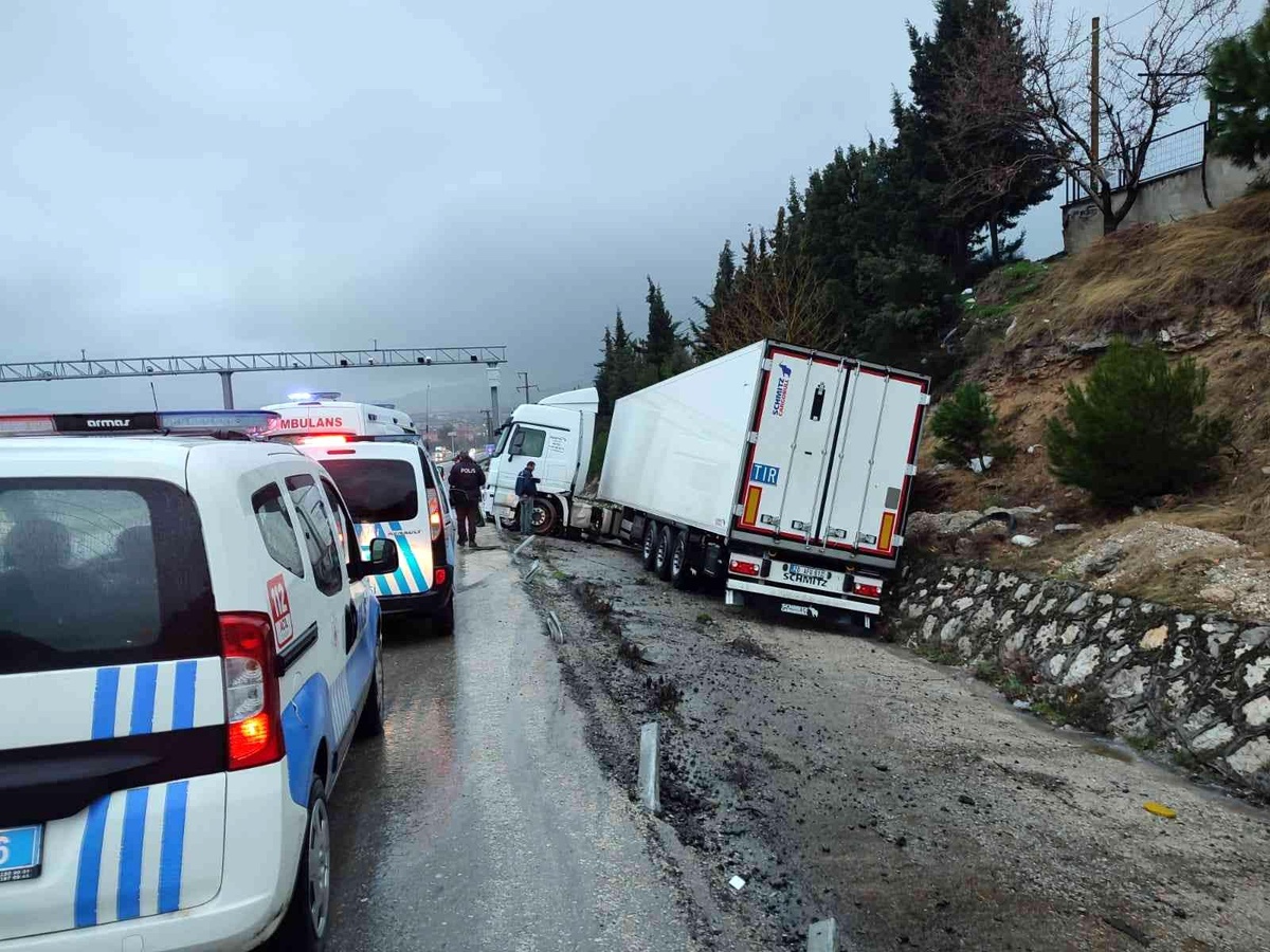 Kontrolden çıkan tır sulama kanalına düştü; 1 ağır yaralı