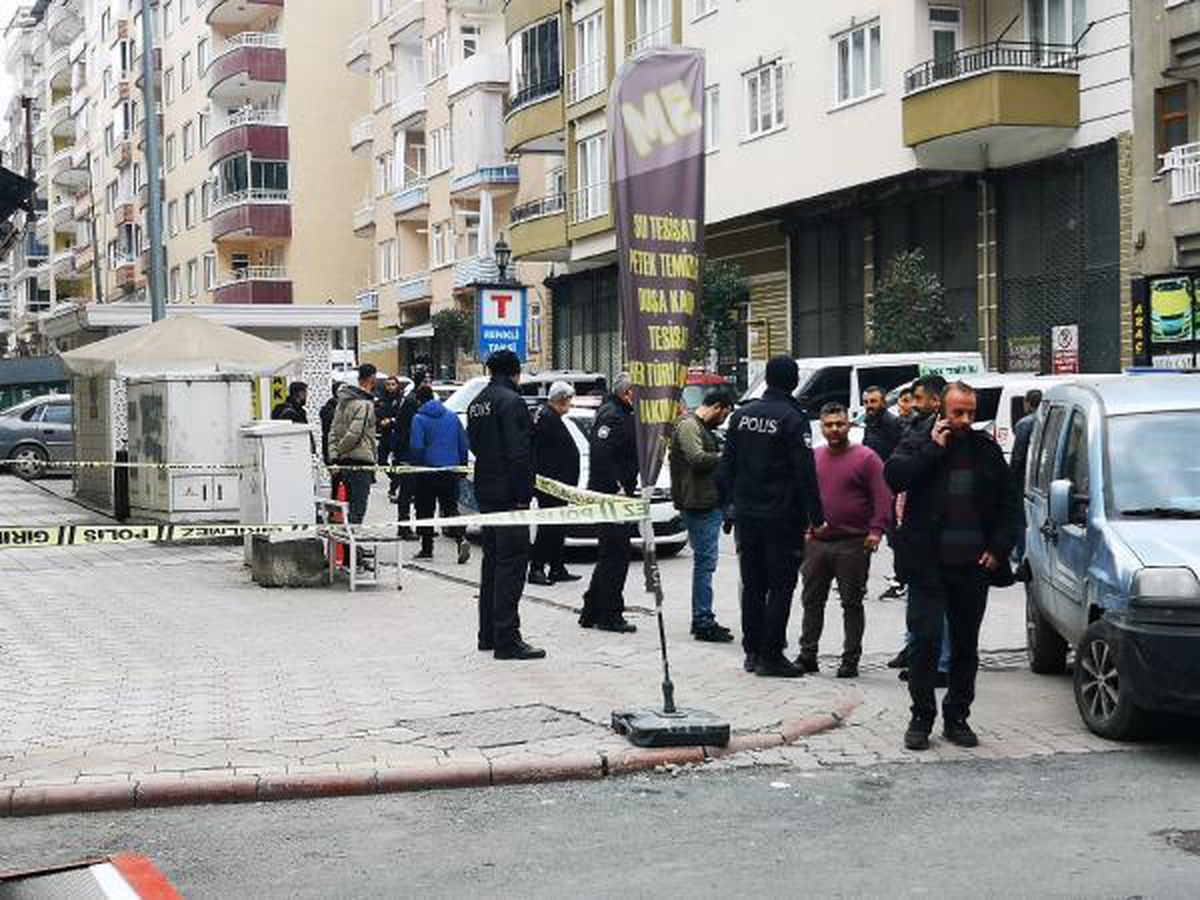 MALATYA'DA SOKAKTA BIÇAKLI VE SOPALI KAVGA: 3 YARALI