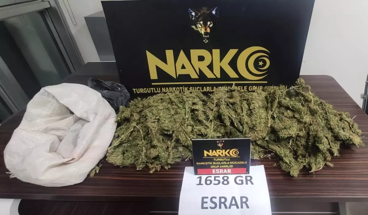 Manisa'da otomobilde 1 kilo 658 gram esrar ele geçirildi