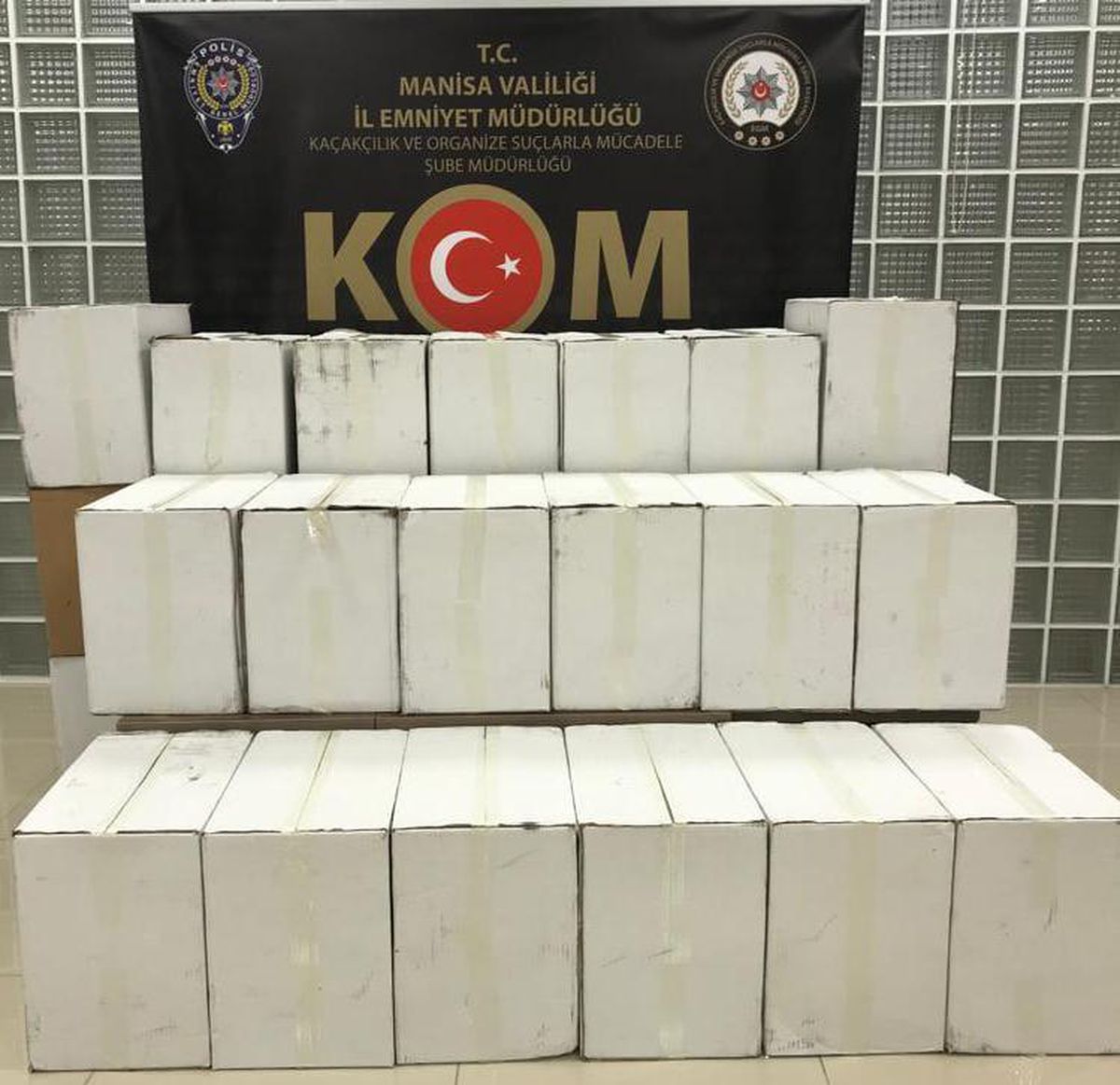 Manisa\'da otomobilde 230 bin makaron ele geçirildi