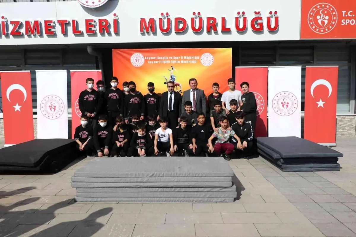 \'Minder bizden pehlivan sizden\' projesi kapsamında okullara minder verildi